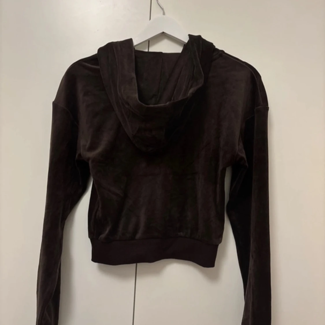 Brun hoodie från Bik Bok - 2