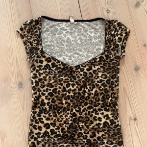 leopardtopp från Nelly - Snygg leopardmönstrad topp från Nelly med korta ärmar och v-ringning. 💞
