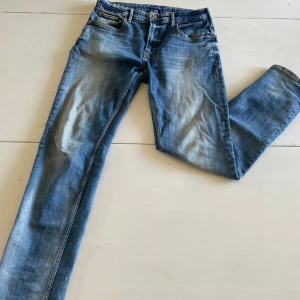 Scotch & soda jeans  - Snygga blå scotch & soda jeans. Perfekta för en vanlig outfit. Jeansen sitter bra och är i väldigt bra skick för att ändå blivit använda. Storlek ”16år” köpta från kids brandstore men dem passar till alla under 180 cm. Fritt fram att ställa frågor och be om någon mer bild och om priset inte är bra så är det bara att komma med ett prisförslag INGA SKAM BUD! Mvh Viggo