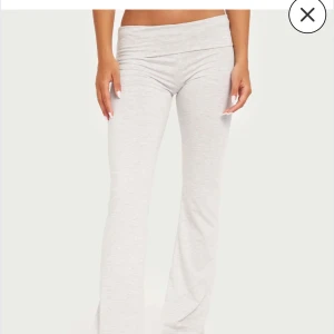 Grå mjukisbyxor med bootcut - Snygga och bekväma grå mjukisbyxor med bootcut-stil från Nelly . Byxorna har en lågmidjad design och är tillverkade i ett mjukt bomullsmaterial.
