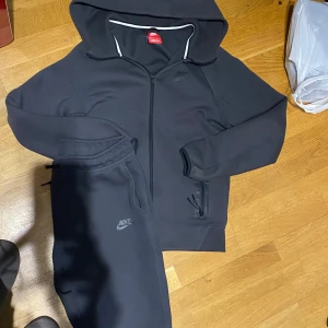 Mörk grå Nike Tech Fleece tracksuit - En mörk grå Nike Tech Fleece tracksuit i storlek Xs men passar mycket väl för folk som har S i storlek finns ingen skada på den Skriv privat för byten (helst byten)