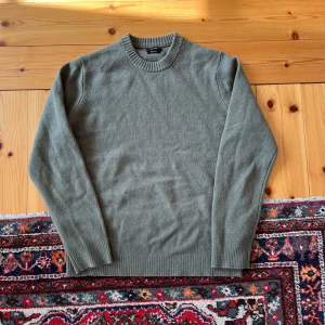 Grön stickad tröja  - Grön stickad tröja i ull från Massimo Dutti. Storlek L men sitter nästan som M.