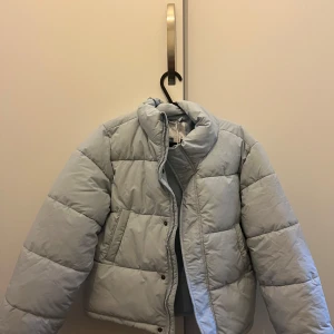 Ljusblå dunjacka från ginatricot  - Barnstorlek men är som en xs. Aldrig använd. 