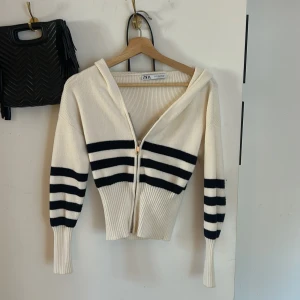 Zara zip-tröja - Säljer en vit zip-tröja från Zara med svarta ränder och dragkedja framtill. Nypris 349kr💕