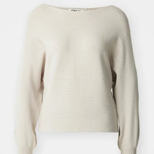 Beige ribbad tröja från ONLY - Säljer en stilren beige ribbad tröja från ONLY. Tröjan har en avslappnad passform med långa ärmar och en rund halsringning. Perfekt för en mysig dag eller en avslappnad kväll. 🧶