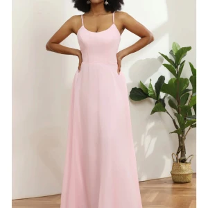 Rosa balklänning  - Så fin rosa balklänning från zapaka💗Köpt förra året men säljer då den inte passa och hann inte returnera. Den har bara blivit testad en gång och har inga tecken på användning. Skriv för fler bilder eller länken till klänningen på hemsidan💗säljer 3 liknande på min profil