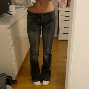 Svarta bootcut jeans - Snygga svarta bootcut jeans med låg midja. Perfekta för en avslappnad stil. De har en klassisk design med fickor fram och bak. De två första bilderna är lånade men den sista är min, lånade de för att min bild har ganska dåligt ljus