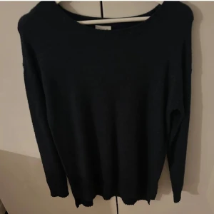 Mörkblå tröja - Säljer en stilren mörkblå tröja med rund halsringning. Tröjan har långa ärmar och en enkel design som passar perfekt för kyligare dagar..