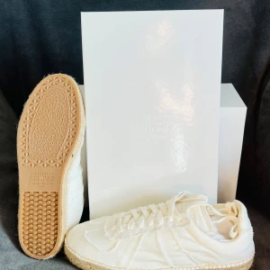 Maison Margiela Espadrilles - Helt nya Maison Margiela med en unik design. Skorna är aldrig använda och det medföljer äkthetscertifikat, skopåsar och box. Perfekta skor inför sommaren.