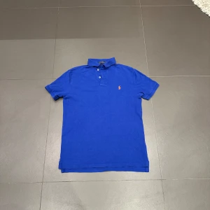 Ralph Lauren piké  - Blå Ralph Lauren Pike i mycket bra skick! Storlek: S