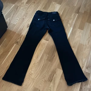 Svarta jeans från Perfect Jeans - Snygga svarta jeans från Perfect Jeans med bootcut-stil. De har klassiska femfickor och en knappdetalj på bakfickan. Perfekta för en stilren look.