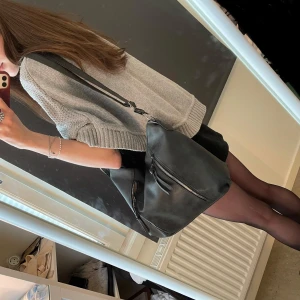 Grå kofta/poncho  - Säljer den här snygga stickade ponchon med fina mönster, utan några tecken på användning. Passar väldigt många storlekar men skulle säga att den kanske är storlek S i grunden. 💕💕 