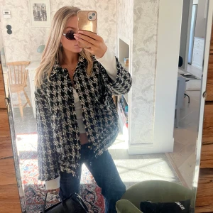  rutig jacka - Säljer denna jäätte snygga vårjackan💞💞💞