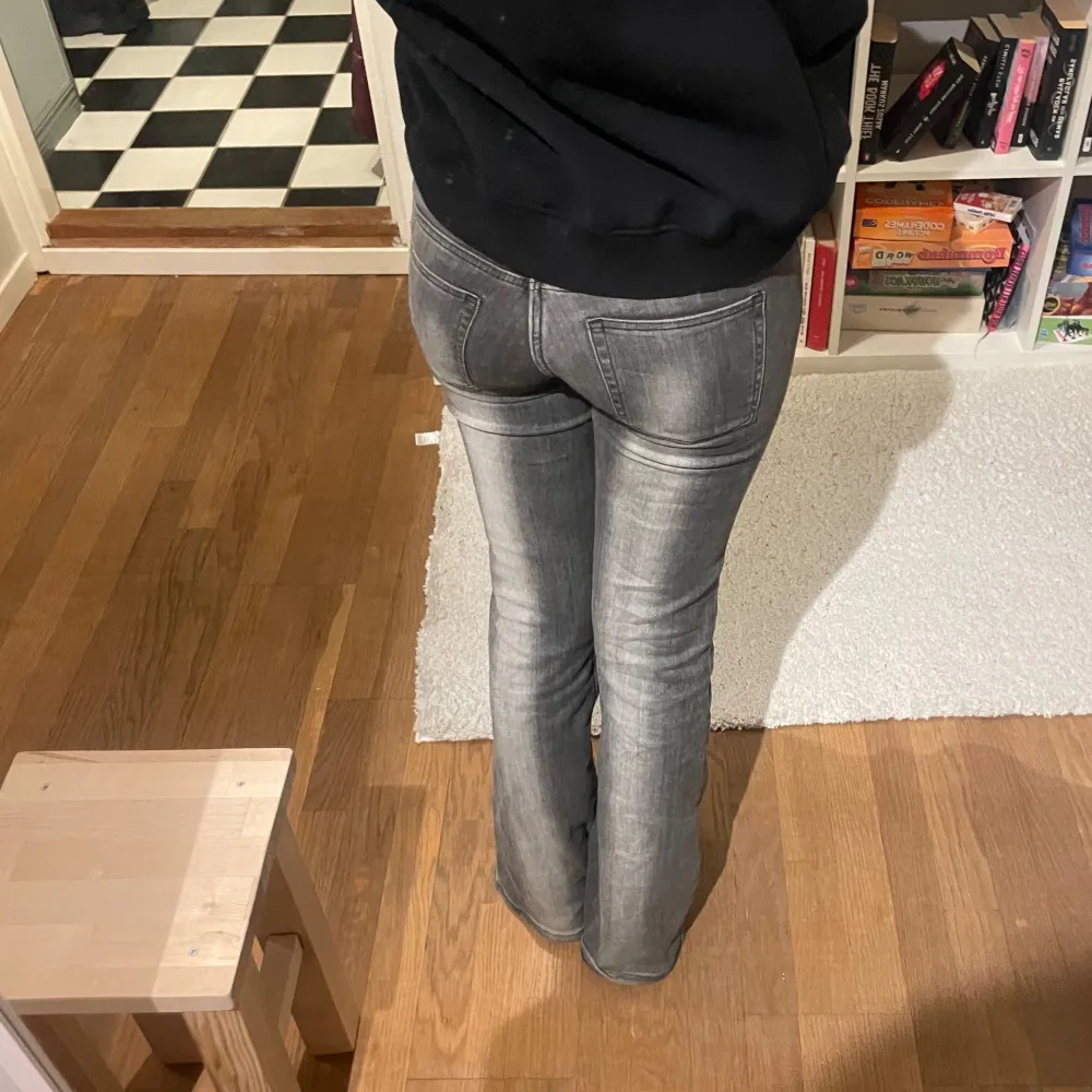 Säljer dessa coola Weekday jeansen som är lågmidjade och bootcut. De är i storlek 28/30 och är slutsålda på hemsidan! De har en liten defekt på låret men inget man ser när de är på! Skriv för frågor och priset är diskuterbart💗. Farkut & Housut.