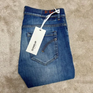 Dondup George  - Tja! Säljer nu dessa snygga Dondup Jeans i färgen ljusblå! Storlek 31. Fint skick och sparsamt använda, pris går alltid att diskutera!☺️