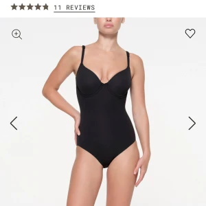 SKIMS BODYSUIT  - En svart back smoothing bodysuit från skims. Den är helt ny, endast testad. Storlek M. Nypris är 1150kr + frakt som var runt 110kr. Som sagt är den helt ny och har inga defekter. Säljer för 650kr