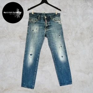 Dsquared2 jeans - Sjuk snygga Dsquared2 jeans i storlek 46.Skriv för exakta mått om du vill ha en bättre storleksuppskattning. Rak passform med feta slitningar. Hör av dig vid minsta lilla fråga!