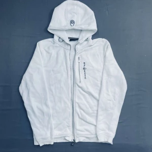 Vit hoodie från Sail Racing - Säljer en vit hoodie från Sail Racing. Perfekt för en avslappnad stil. Storlek är 170 vilket motsvarar S. Skriv till mig vid minsta funderingar!!