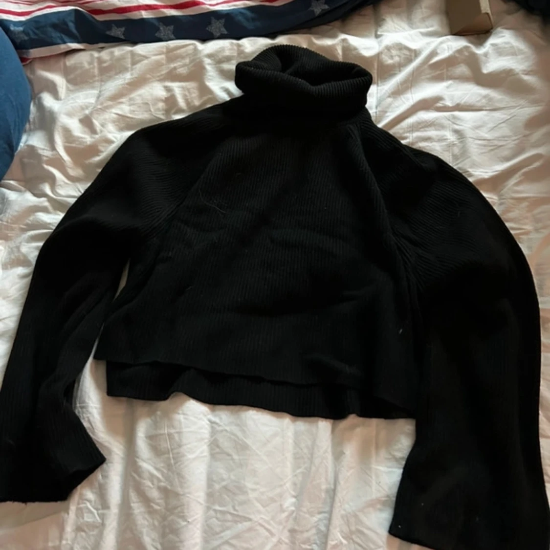 Svart ribbad polotröja från Bik Bok