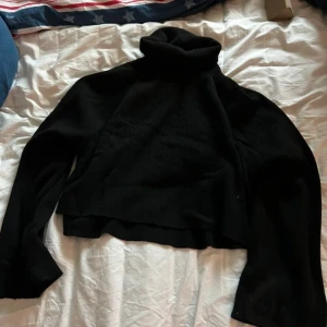 Svart ribbad polotröja från Bik Bok - Säljer en svart ribbad polotröja från Bik Bok i storlek XS. Tröjan har en hög polokrage och långa ärmar, perfekt för kyligare dagar. Den är både stilren och bekväm, ett måste i garderoben!