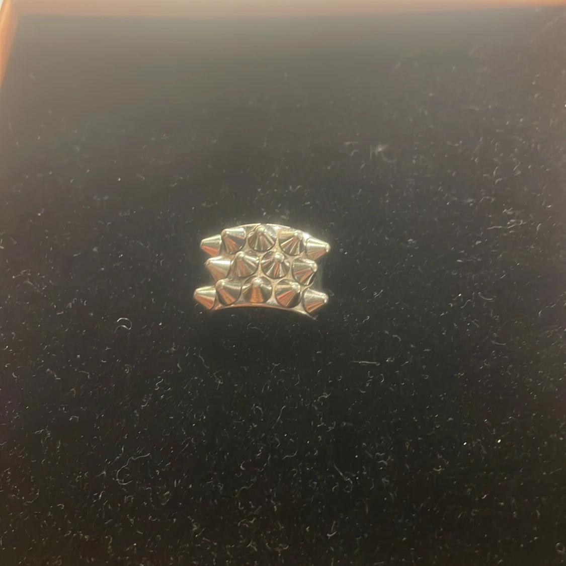 Silvrig ring med nitar från Edblad - 4