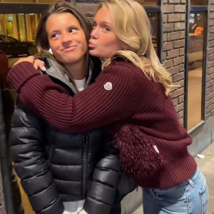 Lika dan Saga Stqs Moncler cardigan röd - Super snygg röd Moncler cardigan köpt för mindre än ett år sedan från ”the real real” som kollar att varorna är äkta. Den finns inte tillgänglig att köpa längre på Monclers officiella sida. Det finns NFC-märke på som fungerar för att checka om den är äkta. Det finns inga defelter på varan, om man vill ha fler bilder är det bara att skriva 💕                                    Kan mötas up i Helsingborg eller ställen nära