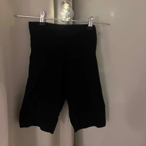 Svarta bikershorts från Gina Tricot  - Snygga svarta biker shorts med hög midja och en bekväm passform från Gina tricot. Kommer passa en xs/s