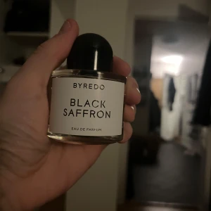 Byredo Black Saffron Eau de Parfum - Säljer nu min Byredo Black Saffron Eau de Parfum. Från början är den 50ml men numera kanske det är kvar runt 42-43 ml. Nypris på denna är 1700kr mitt pris är 1000kr. Allt og kommer med!