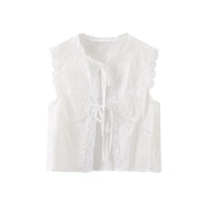 Vit broderad blus - Jättefin vit zara blus med broderade detaljer och knytband framtill. Aldrig använd med lappen kvar så i ny skick skriv för egna bilder!💕