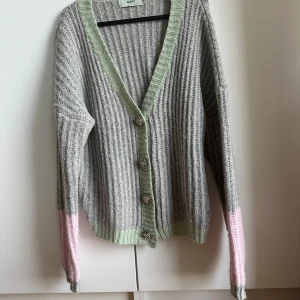 Cardigan  - Grå mysig stickad cardigan från Moves