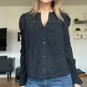 Zara blus - Svart snygg zara blus med broderade detaljer! Passar storlek S och har inga defekter!🤗