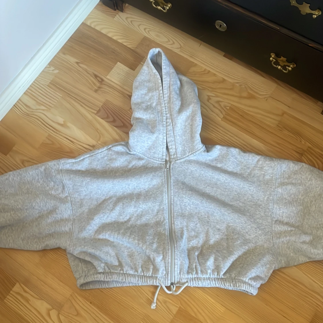 Grå croppad hoodie med dragkedja