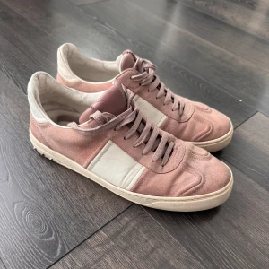 Valentino flycrew  - Snygga valentino flycrews är nu till salu! Storlek 42. Saknar endast en spik.