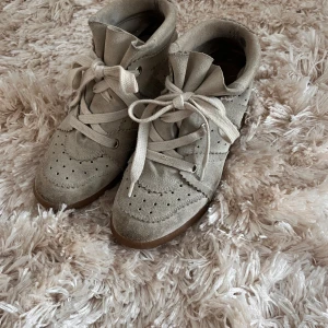 Isabel marant skor - Säljer mina älskade isabel marant skor !! Köpte på Sellpy för 2 250 kronor och dem har knappt använts 😌superfint skick !!