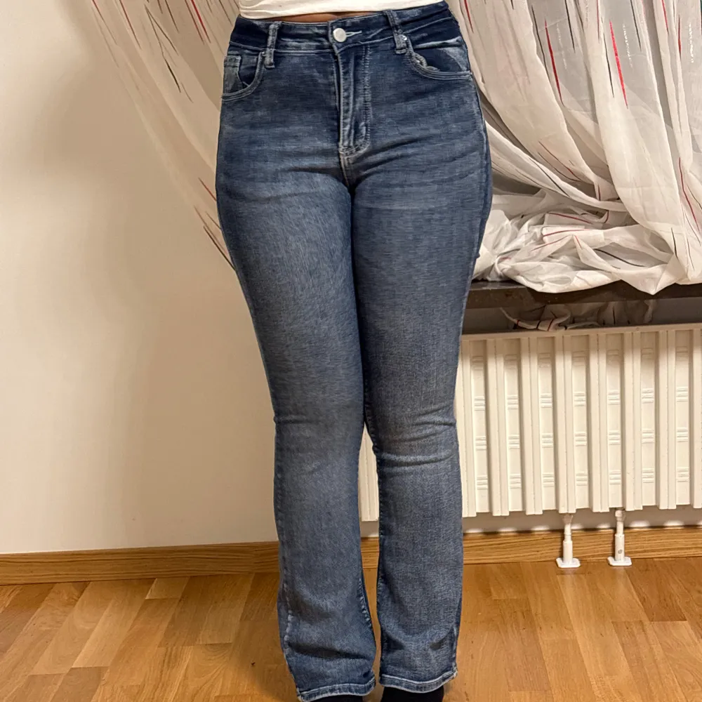 Snygga blå jeans med unika detaljer på bakfickorna. Jätte stretchiga jeans som sätts på kroppen anpassad till kroppsformen. Dock korta vid benen. Skulle rekommendera för dom som är mellan 150-165. Farkut & Housut.