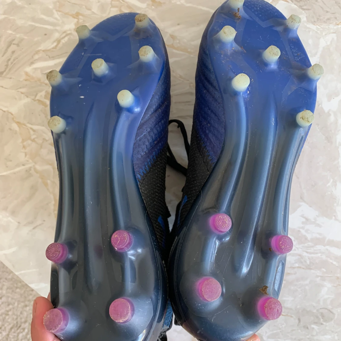 Blå och svarta fotbollsskor från Adidas - 3