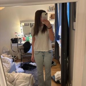 Jeans - Säljer dessa ljusblåa jeansen från Pull & Bear. Använda fåtal gånger. Priset kan diskuteras, frakten ingår ej💕