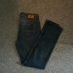 Nudie Jeans - Säljer ett par feta mörkblå jeans från Nudie!🤩 size W31L34! Hör av dig vid minsta fundering!🤝