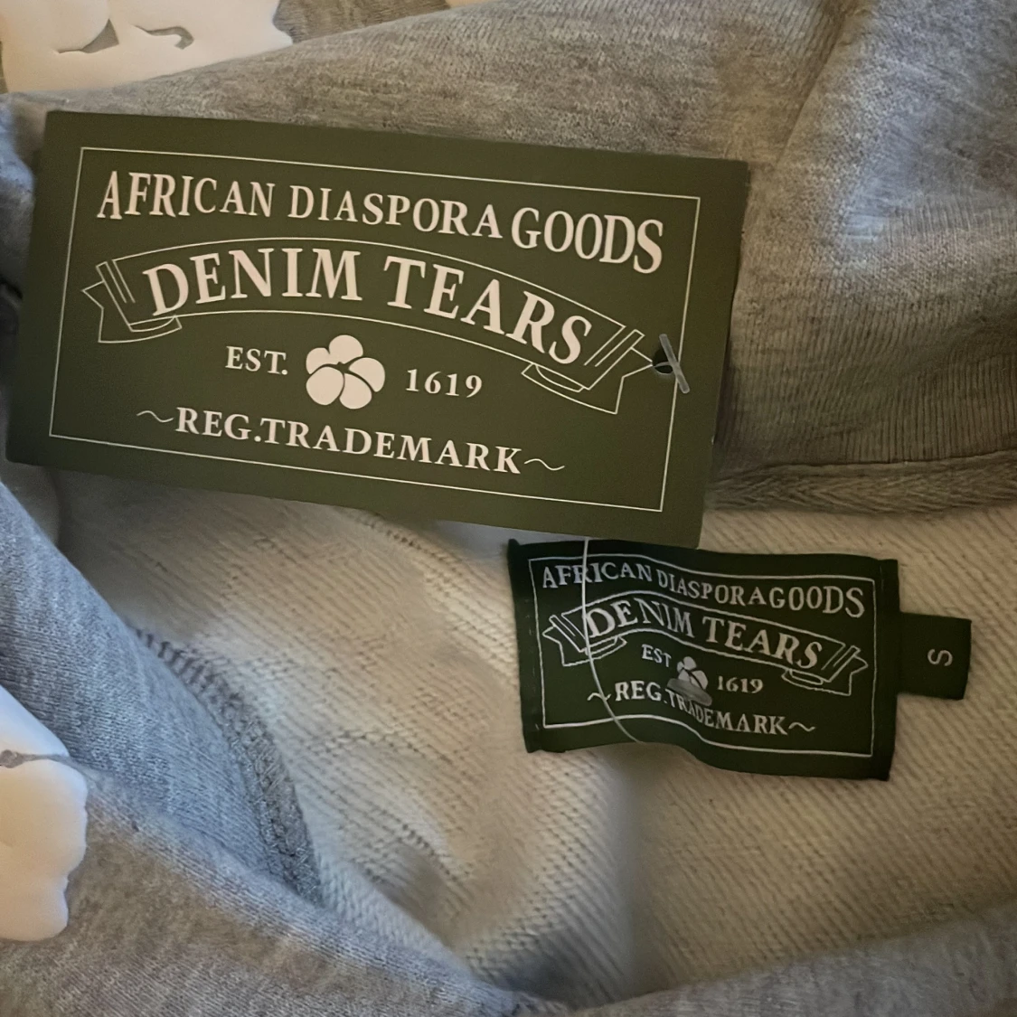 Grå hoodie från Denim Tears - 2