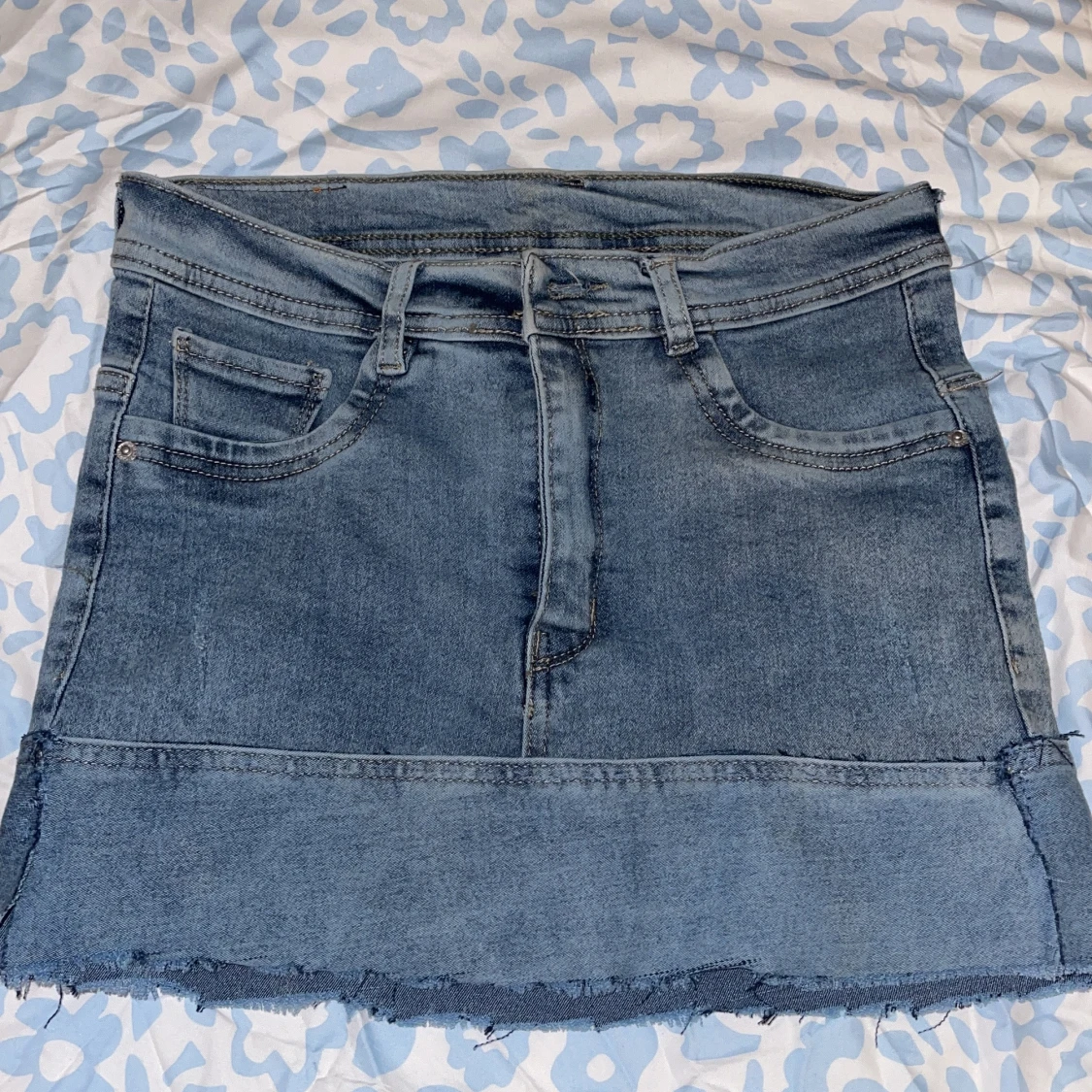 Jeanskjol med rå kant