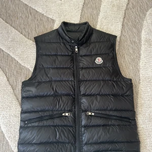 Moncler väst modell GUI - Säljer en svart Moncler Gui size 2. Helt felfri och inga tecken på slitage✨ Size 2 motsvarar small/medium