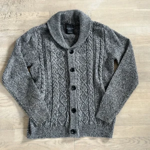 Stickad cardigan  - Säljer en snygg grå stickad kofta från Primark med knappar framtill. Koftan är i bra skick 8/10🤩Hör av dig vid intresse! 💫