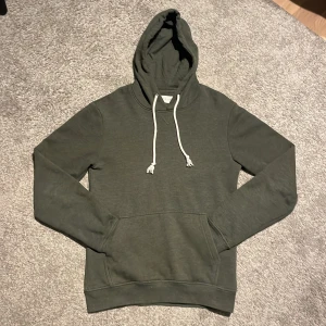 Mörkgrön pier one hoodie - Säljer denna mörkgröna pier one hoodie i storlek xs. Säljer den för att den har blivit för liten men tröjan är i toppskick