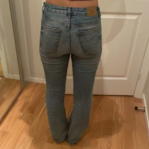 Blå jeans från Zara - Snygga blå jeans från Zara med en klassisk femficksdesign. De har en bootcut-stil och är tillverkade i ett bekvämt denimtyg. Perfekta för en avslappnad look.säljes billigt