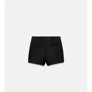Svart kjol - Snygg svart omlottkjol med shorts bak. Endast använda en gång. Köparen står för frakten