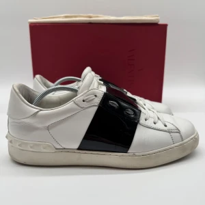 VALENTINO OPEN - Valentino open sneakers - Skick: 9/10 - Storlek 40 sitter som 41 - Tillbehör: Enbart skorna - Nypris 7700kr - deluxecloset 