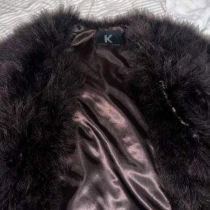 Brun pälsjacka från Kopenhagen by Andersen - Säljer en lyxig brun pälsjacka från Kopenhagen by Andersen. Jackan är tillverkad i 100% polyester och har en mjuk, glansig insida. Perfekt för att hålla sig varm och stilren under kyliga dagar. 🧥✨