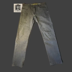 Grå jeans från Lee - 👖Snygga grå jeans från Lee med en straight passform. Perfekta för en stilren look. Jeansen är tillverkade i ett flexibelt material för en bekväm passform och har en avsmalnande benform (tapered leg). De är knappt använda och i utmärkt skick – helt utan defekter. 👖