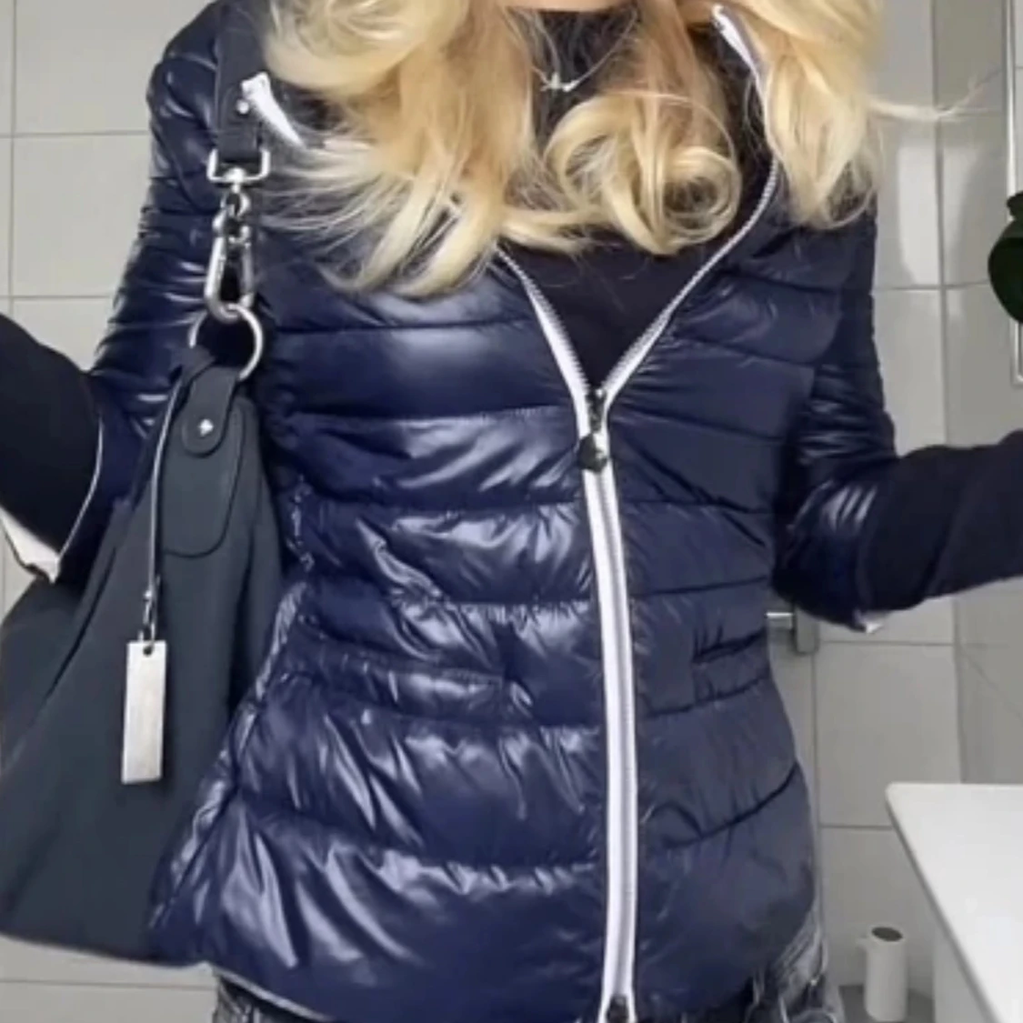 Mörkblå pufferjacka med dragkedja - 1