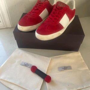 Röda valentino flycrew - Snygga valentino flycrew som är i mycket bra skick, har använt dom några få gånger. Det ända som är att nit saknas och så har skon limmats lite men det syns knappast. Orginal box, två dust bags och extra skosnören medföljer vid köp. Tveka inte att skriva om du har frågor!  